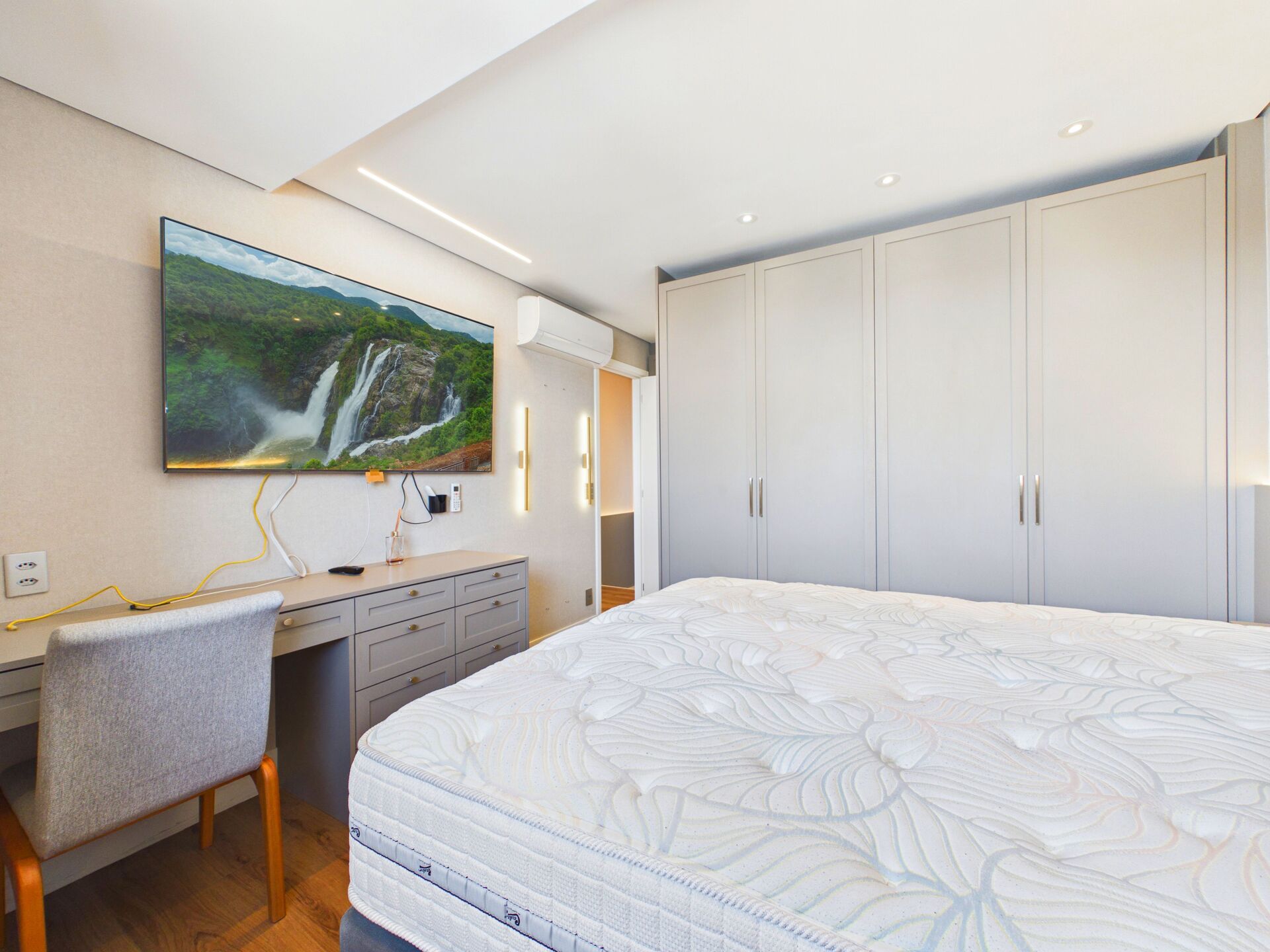 Quarto com armários e bancada